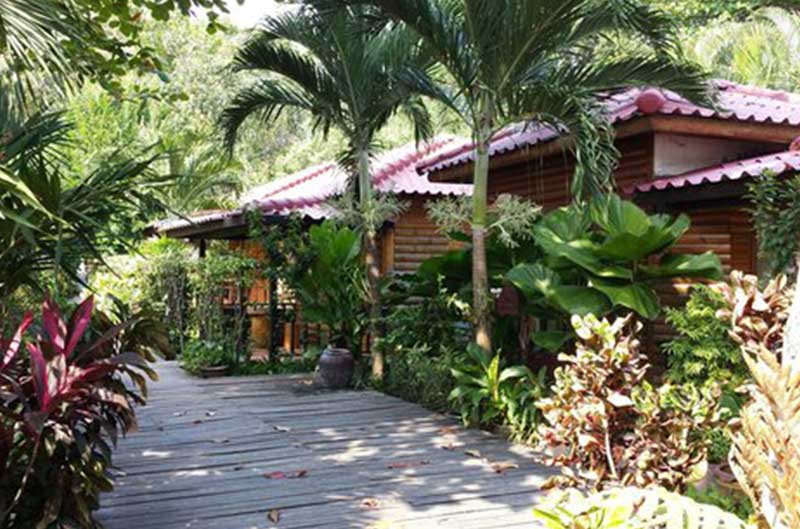 พายเรือคายัคที่ ต้นสัก รีสอร์ท เกาะเสม็ด
