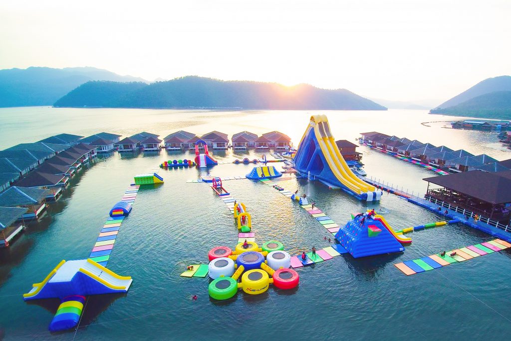 พายเรือคายัคที่ เลคเฮฟเว่นรีสอร์ทแอนด์ปาร์ค ( Lake Heaven Resort & Park ) จังหวัดกาญจนบุรี