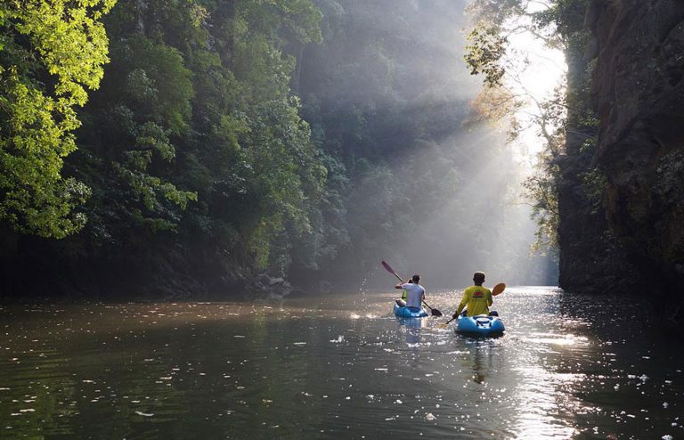 พายเรือคายัคที่ อ่าวท่าเลน จ.กระบี่